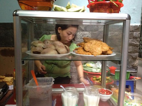 Рисовая лапша с жаренным тофу во креветочной пасте – специфическое ханойское уличное блюдо - ảnh 1